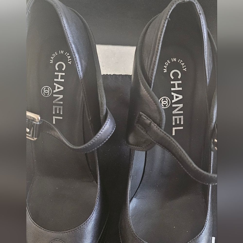 CHANEL Black Leather & Patent Cap Toe CC Mary Janes - Picture 4 of 4